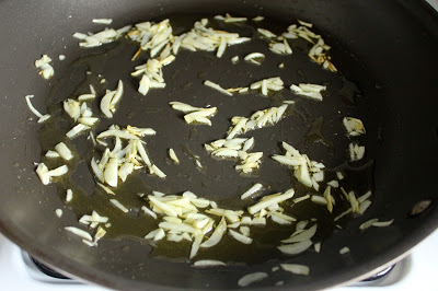 spaghetti-with-cherry-tomato-sauce-mozzarella-and-basil-step-1