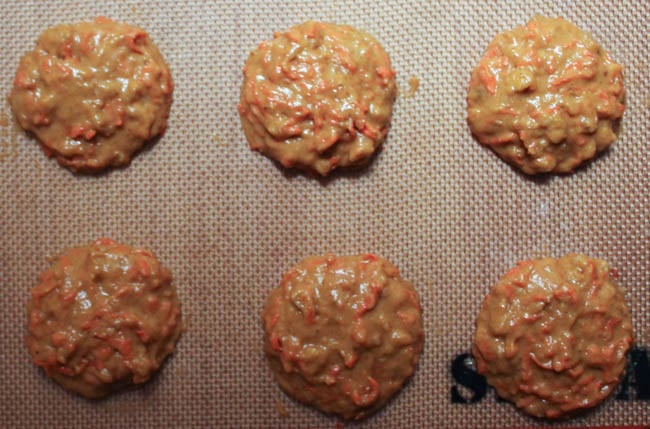 Carrot-cake-whoopie-pies-with-maple-cream-cheese-frosting-step-8