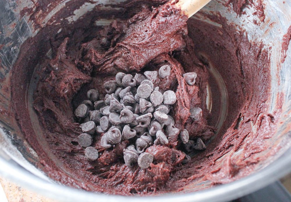 Chocolate-Chip-Cheesecake-Swirl-Brownie-Bites-Step-7