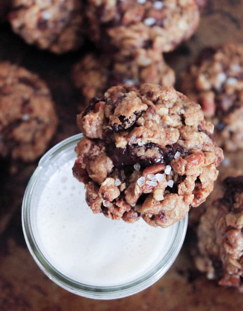 healthy-dark-chocolate-chunk-oatmeal-cookies-with-cherries-and-sea-salt-3