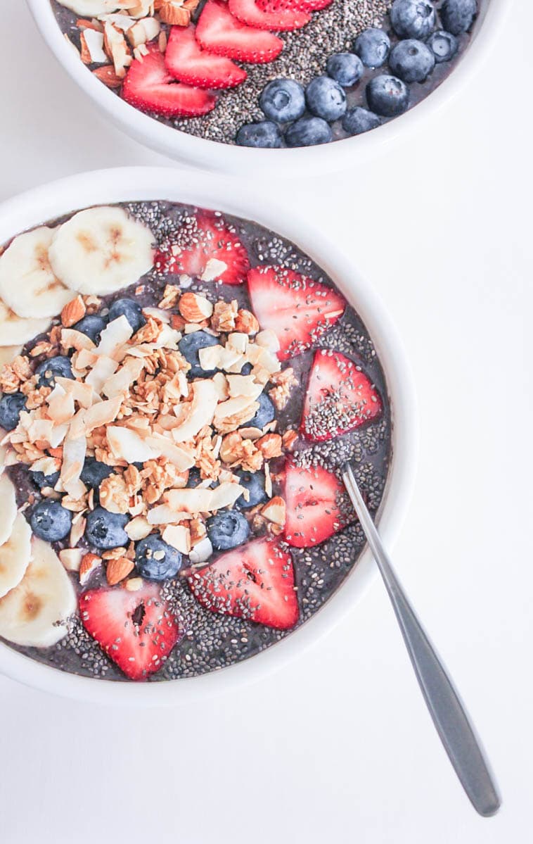 Vegan-Berry-Green-Smoothie-Bowls-with-fruit-and-granola-11
