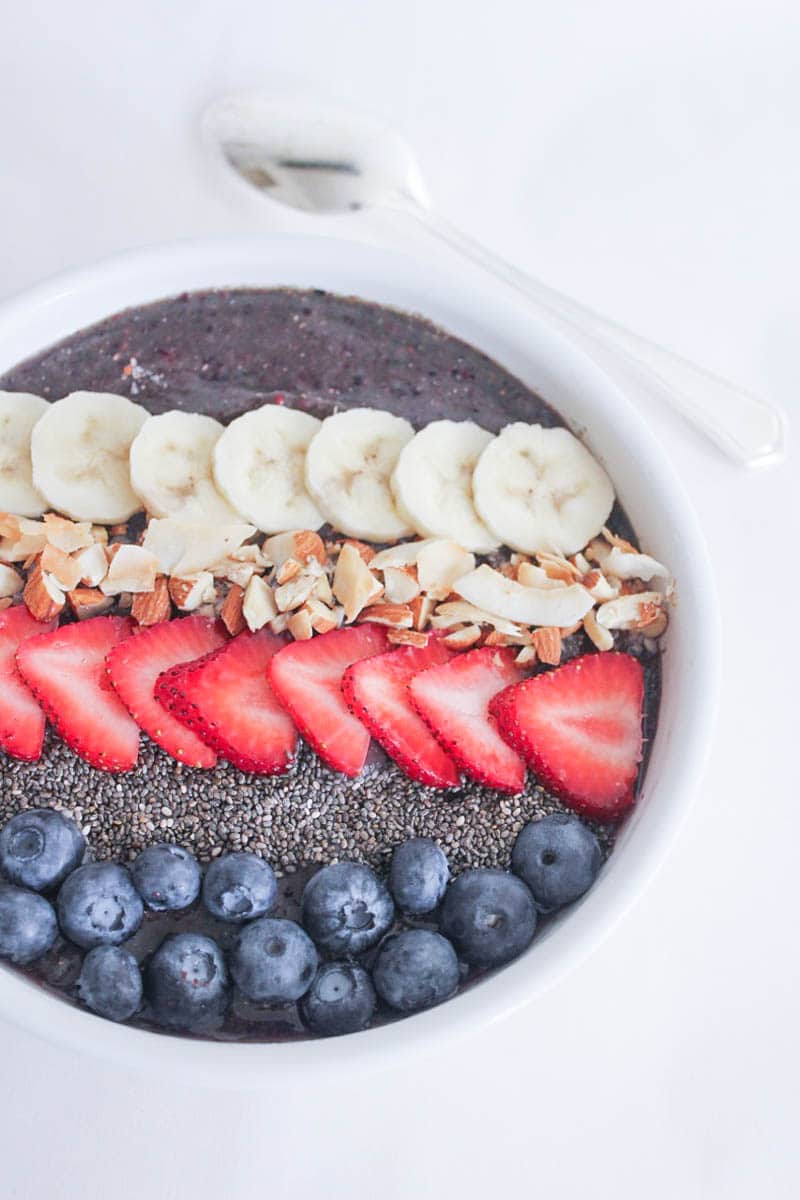 Vegan-Berry-Green-Smoothie-Bowls-with-fruit-and-granola-3